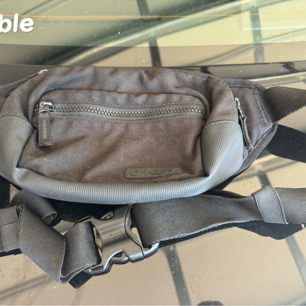 Oakley shoulder bag/fanny pack!